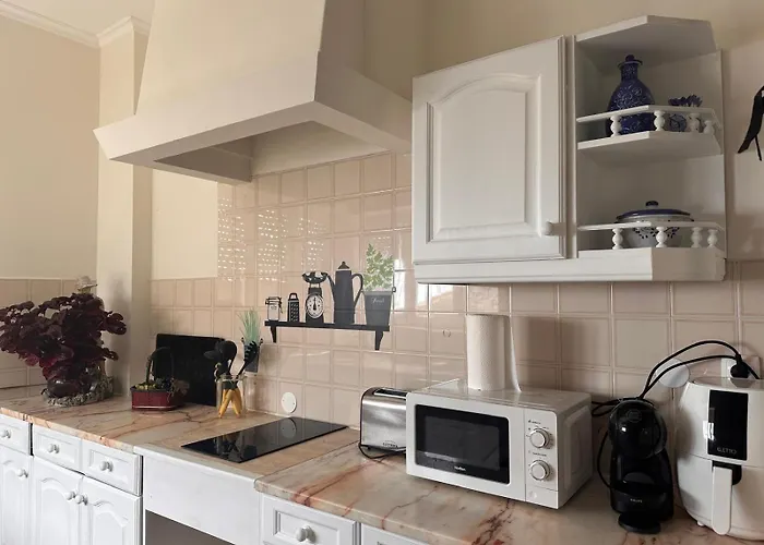 Azor International بيت شباب *