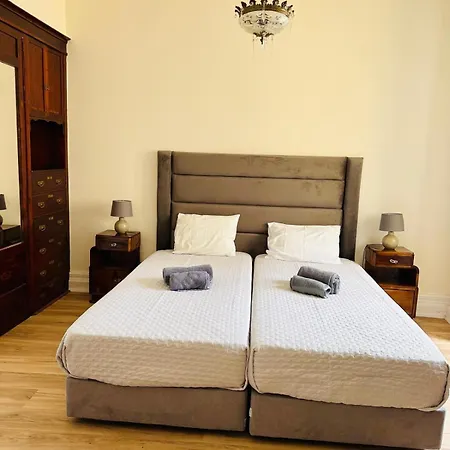 Azor International Hostal *