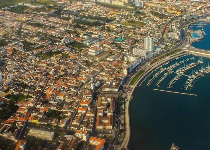 Azor International אכסניה