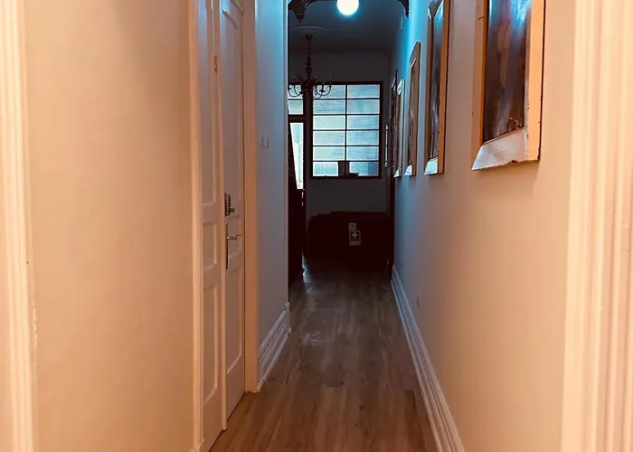 Azor International אכסניה *