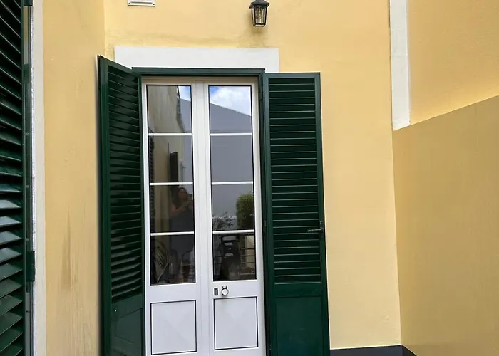 אכסניה Azor International *