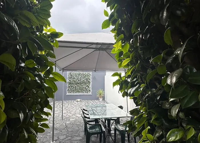 אכסניה Azor International *