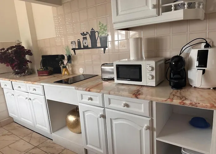 אכסניה Azor International